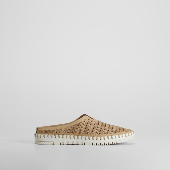 Zueco con diseΓ±o calado beige COMFEET