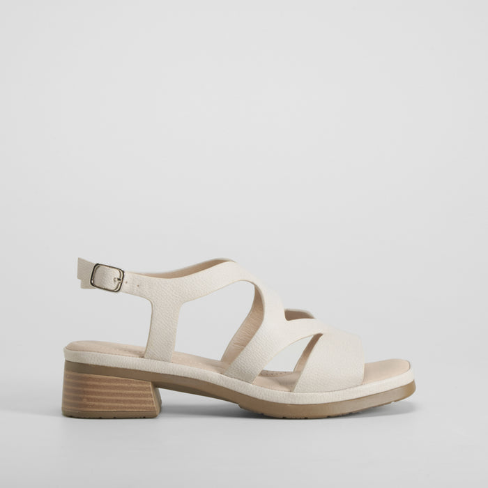 Sandalia tacΓ³n bajo hebilla beige COMFEET